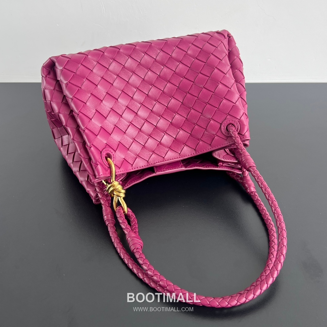 Bottega Veneta Andiamo Intrecciato Leather Parachute Shoulder Bag with Brass Knot Detail 보테가베네타 안디아모 인트레치아토 가죽 파라슈트 숄더백 황동 매듭 29.5cm 4