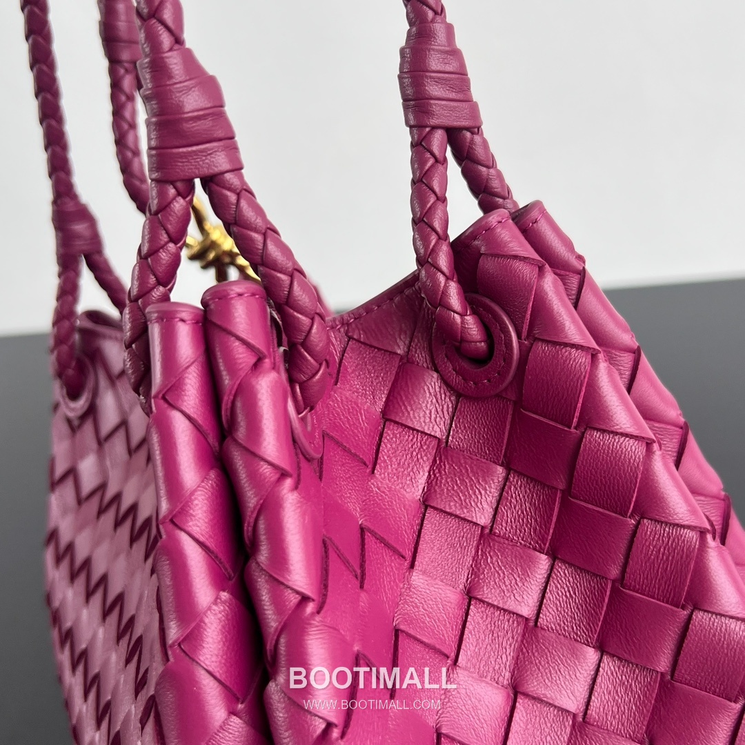 Bottega Veneta Andiamo Intrecciato Leather Parachute Shoulder Bag with Brass Knot Detail 보테가베네타 안디아모 인트레치아토 가죽 파라슈트 숄더백 황동 매듭 29.5cm 6