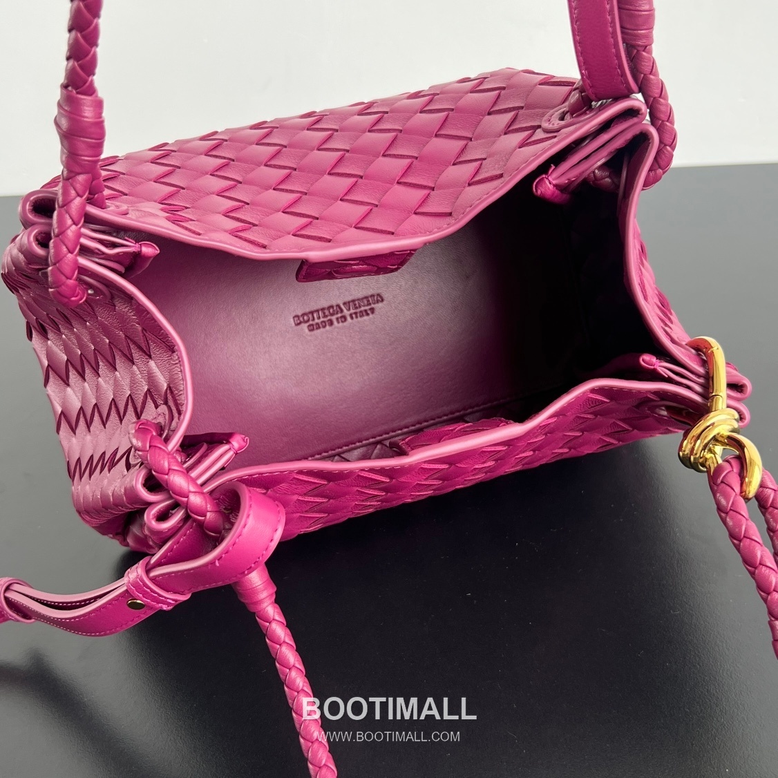 Bottega Veneta Andiamo Intrecciato Leather Parachute Shoulder Bag with Brass Knot Detail 보테가베네타 안디아모 인트레치아토 가죽 파라슈트 숄더백 황동 매듭 29.5cm 7