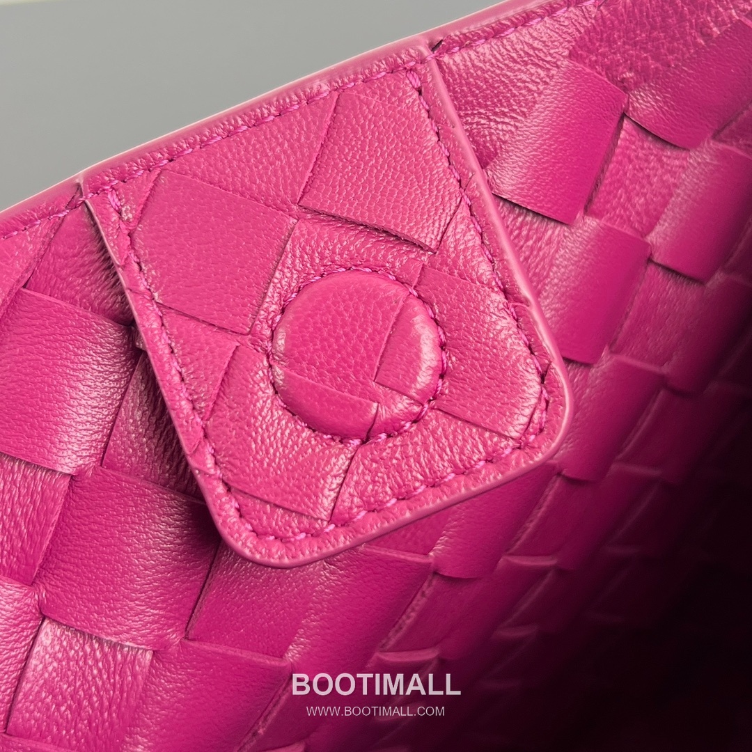 Bottega Veneta Andiamo Intrecciato Leather Parachute Shoulder Bag with Brass Knot Detail 보테가베네타 안디아모 인트레치아토 가죽 파라슈트 숄더백 황동 매듭 29.5cm 8