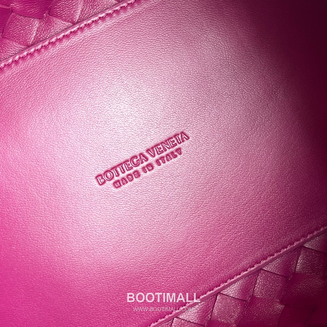 Bottega Veneta Andiamo Intrecciato Leather Parachute Shoulder Bag with Brass Knot Detail 보테가베네타 안디아모 인트레치아토 가죽 파라슈트 숄더백 황동 매듭 29.5cm 9