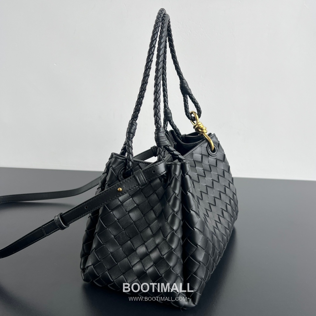 Bottega Veneta Andiamo Intrecciato Leather Parachute Shoulder Bag with Brass Knot Detail 보테가베네타 안디아모 인트레치아토 가죽 파라슈트 숄더백 황동 매듭 29.5cm 2