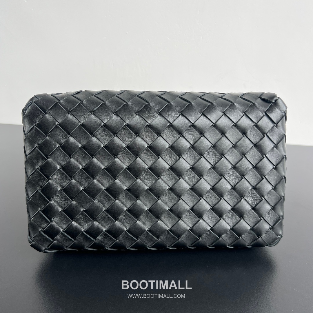 Bottega Veneta Andiamo Intrecciato Leather Parachute Shoulder Bag with Brass Knot Detail 보테가베네타 안디아모 인트레치아토 가죽 파라슈트 숄더백 황동 매듭 29.5cm 3