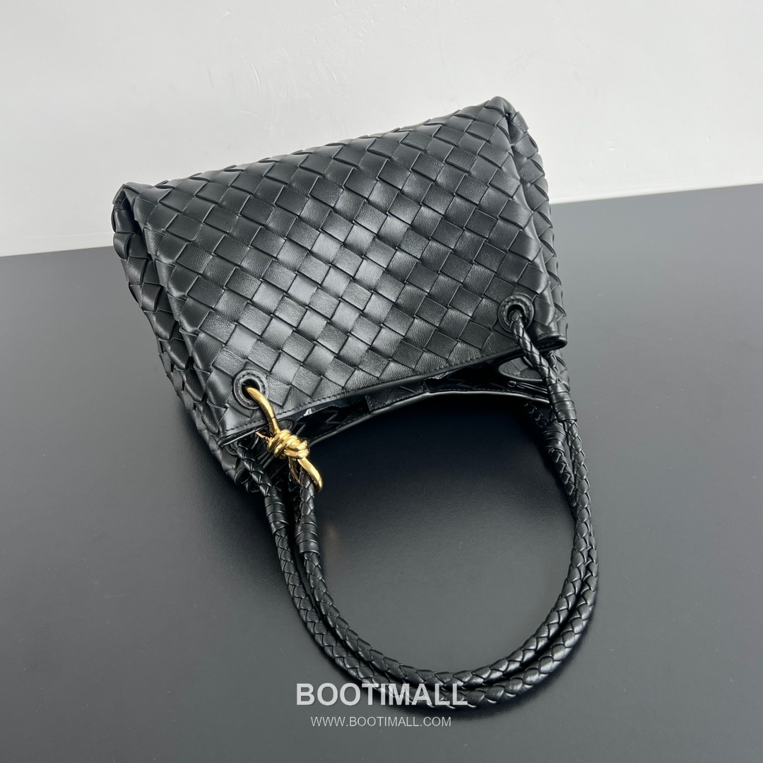 Bottega Veneta Andiamo Intrecciato Leather Parachute Shoulder Bag with Brass Knot Detail 보테가베네타 안디아모 인트레치아토 가죽 파라슈트 숄더백 황동 매듭 29.5cm 4