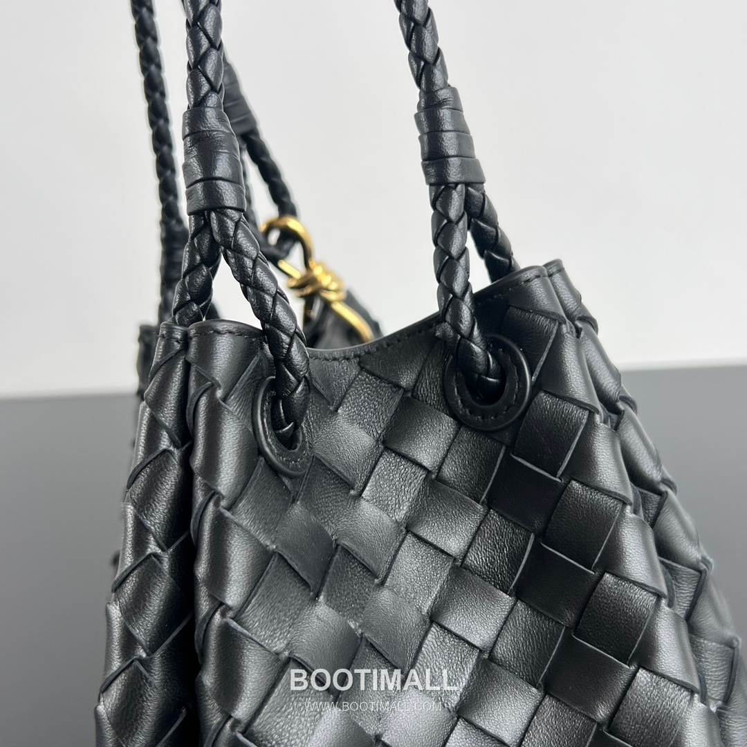 Bottega Veneta Andiamo Intrecciato Leather Parachute Shoulder Bag with Brass Knot Detail 보테가베네타 안디아모 인트레치아토 가죽 파라슈트 숄더백 황동 매듭 29.5cm 5