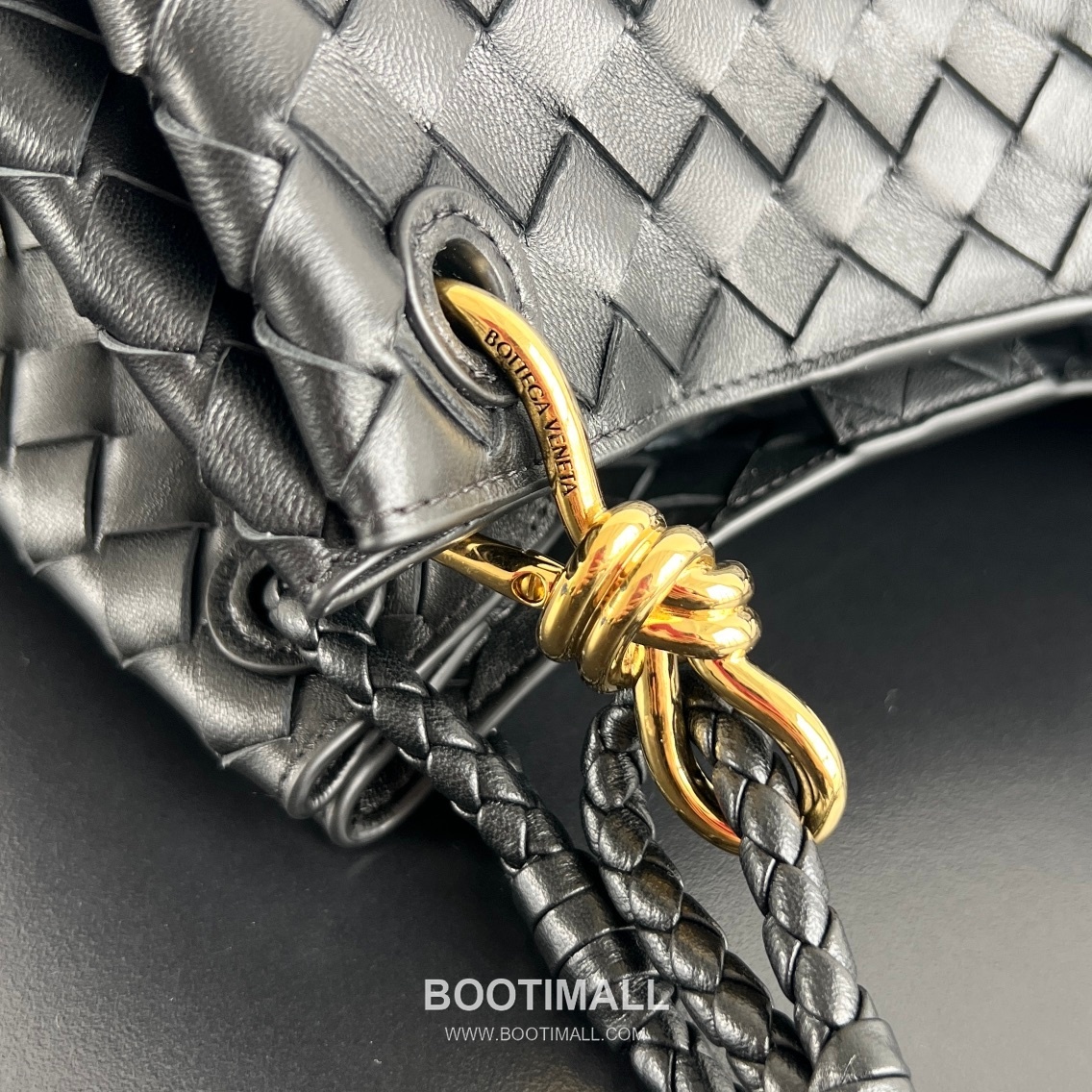 Bottega Veneta Andiamo Intrecciato Leather Parachute Shoulder Bag with Brass Knot Detail 보테가베네타 안디아모 인트레치아토 가죽 파라슈트 숄더백 황동 매듭 29.5cm 6