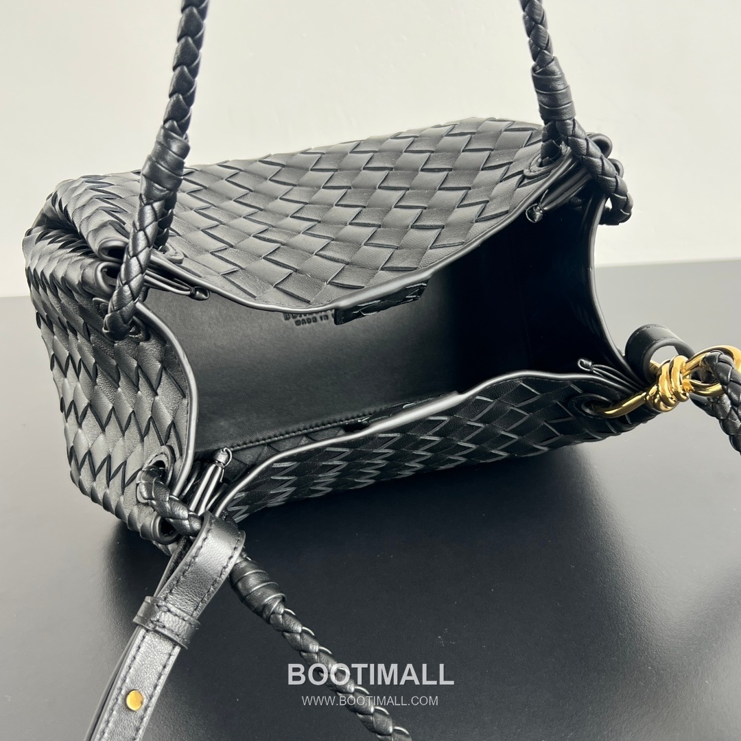 Bottega Veneta Andiamo Intrecciato Leather Parachute Shoulder Bag with Brass Knot Detail 보테가베네타 안디아모 인트레치아토 가죽 파라슈트 숄더백 황동 매듭 29.5cm 7