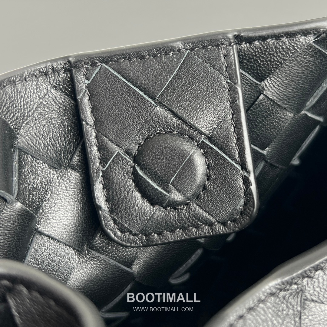 Bottega Veneta Andiamo Intrecciato Leather Parachute Shoulder Bag with Brass Knot Detail 보테가베네타 안디아모 인트레치아토 가죽 파라슈트 숄더백 황동 매듭 29.5cm 8