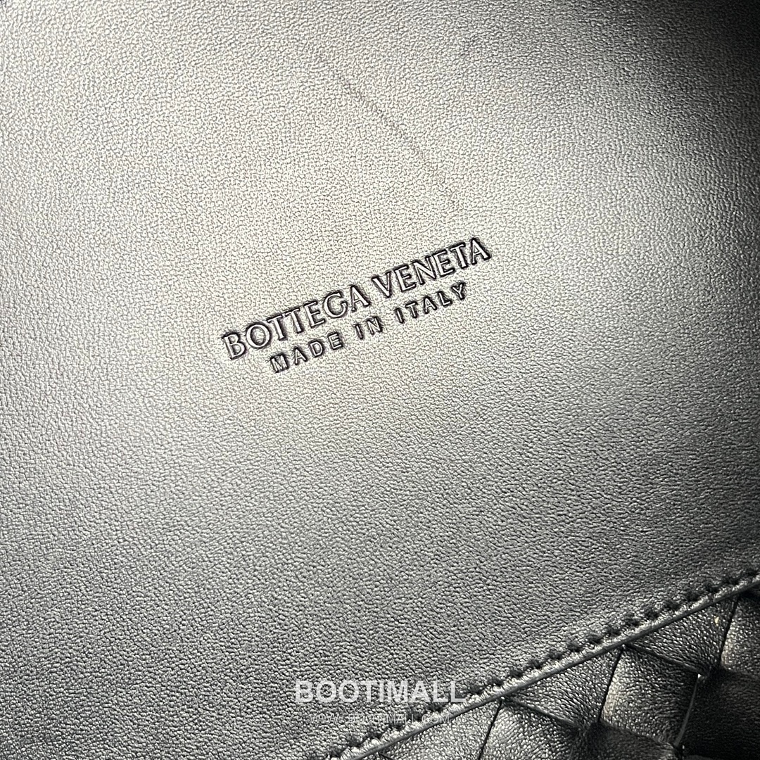 Bottega Veneta Andiamo Intrecciato Leather Parachute Shoulder Bag with Brass Knot Detail 보테가베네타 안디아모 인트레치아토 가죽 파라슈트 숄더백 황동 매듭 29.5cm 9