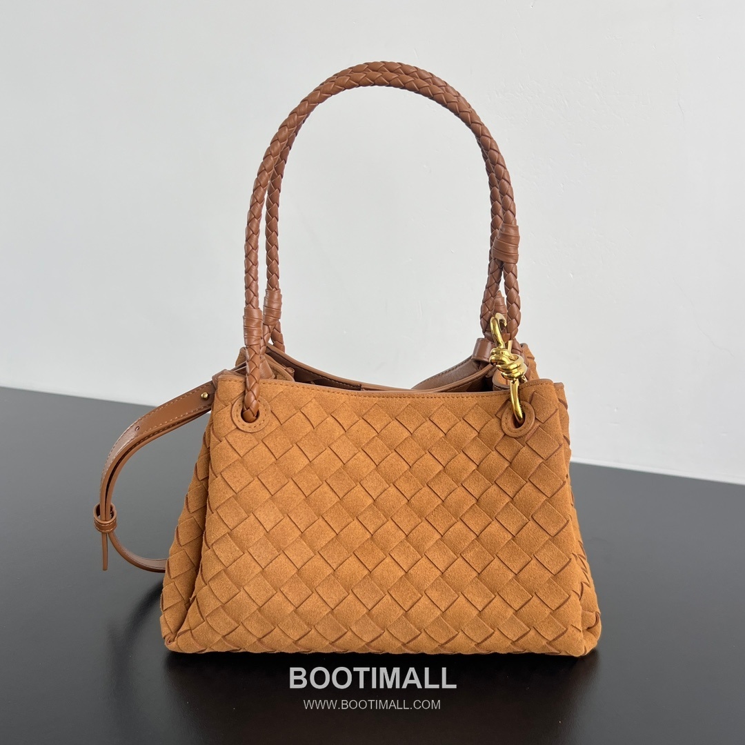 Bottega Veneta Andiamo Intrecciato Leather Parachute Shoulder Bag with Brass Knot Detail 보테가베네타 안디아모 인트레치아토 가죽 파라슈트 숄더백 황동 매듭 29.5cm 1