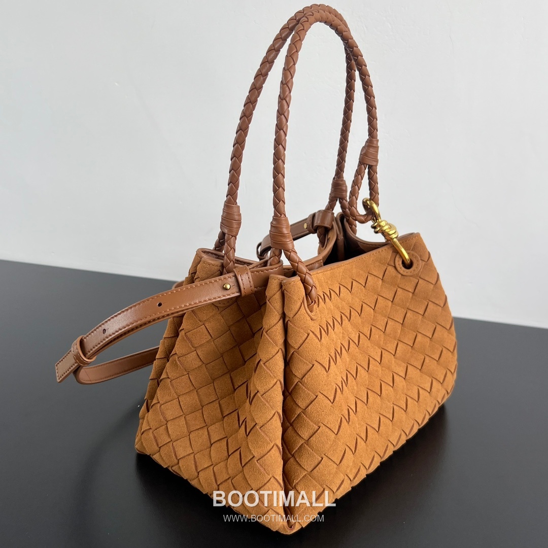 Bottega Veneta Andiamo Intrecciato Leather Parachute Shoulder Bag with Brass Knot Detail 보테가베네타 안디아모 인트레치아토 가죽 파라슈트 숄더백 황동 매듭 29.5cm 2