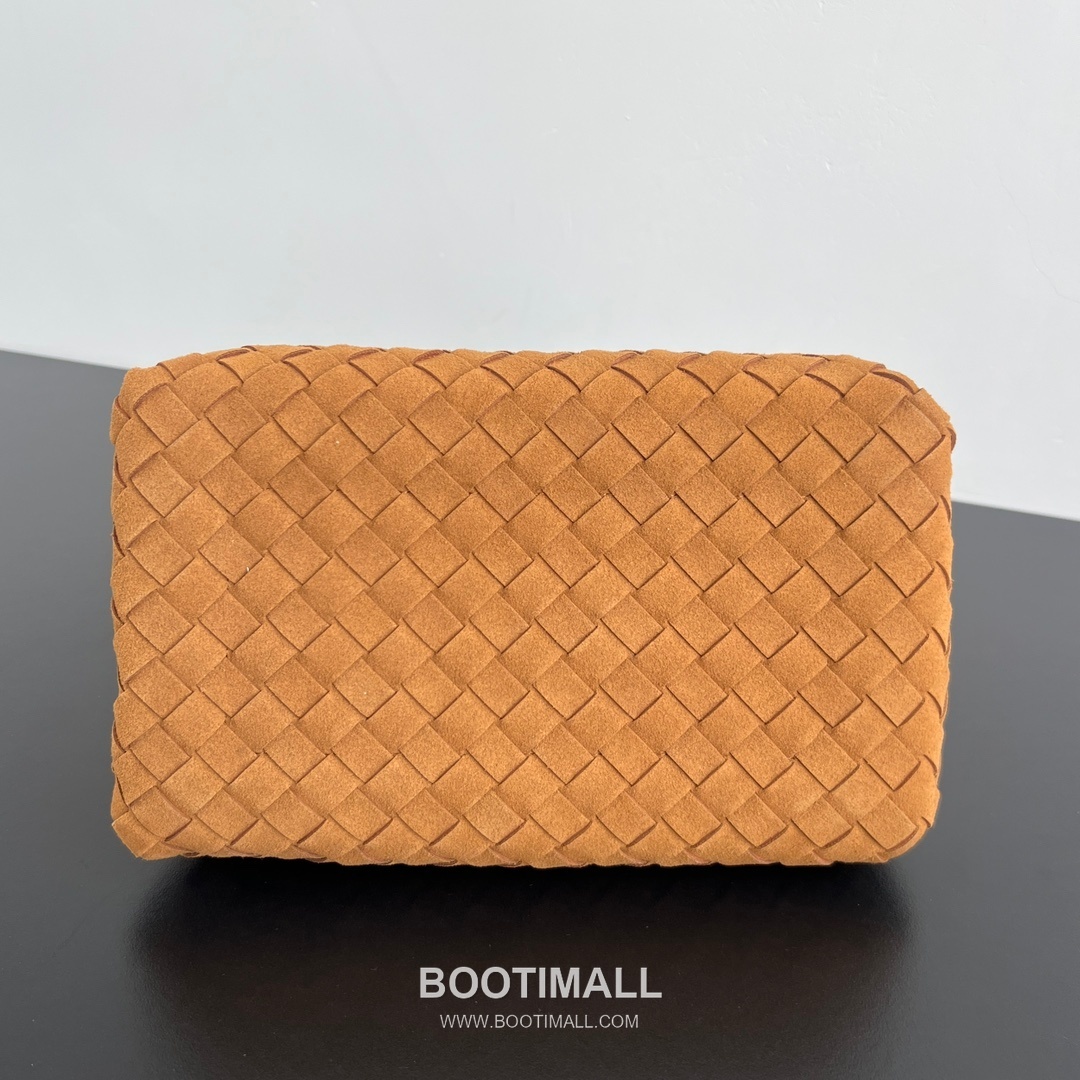 Bottega Veneta Andiamo Intrecciato Leather Parachute Shoulder Bag with Brass Knot Detail 보테가베네타 안디아모 인트레치아토 가죽 파라슈트 숄더백 황동 매듭 29.5cm 3