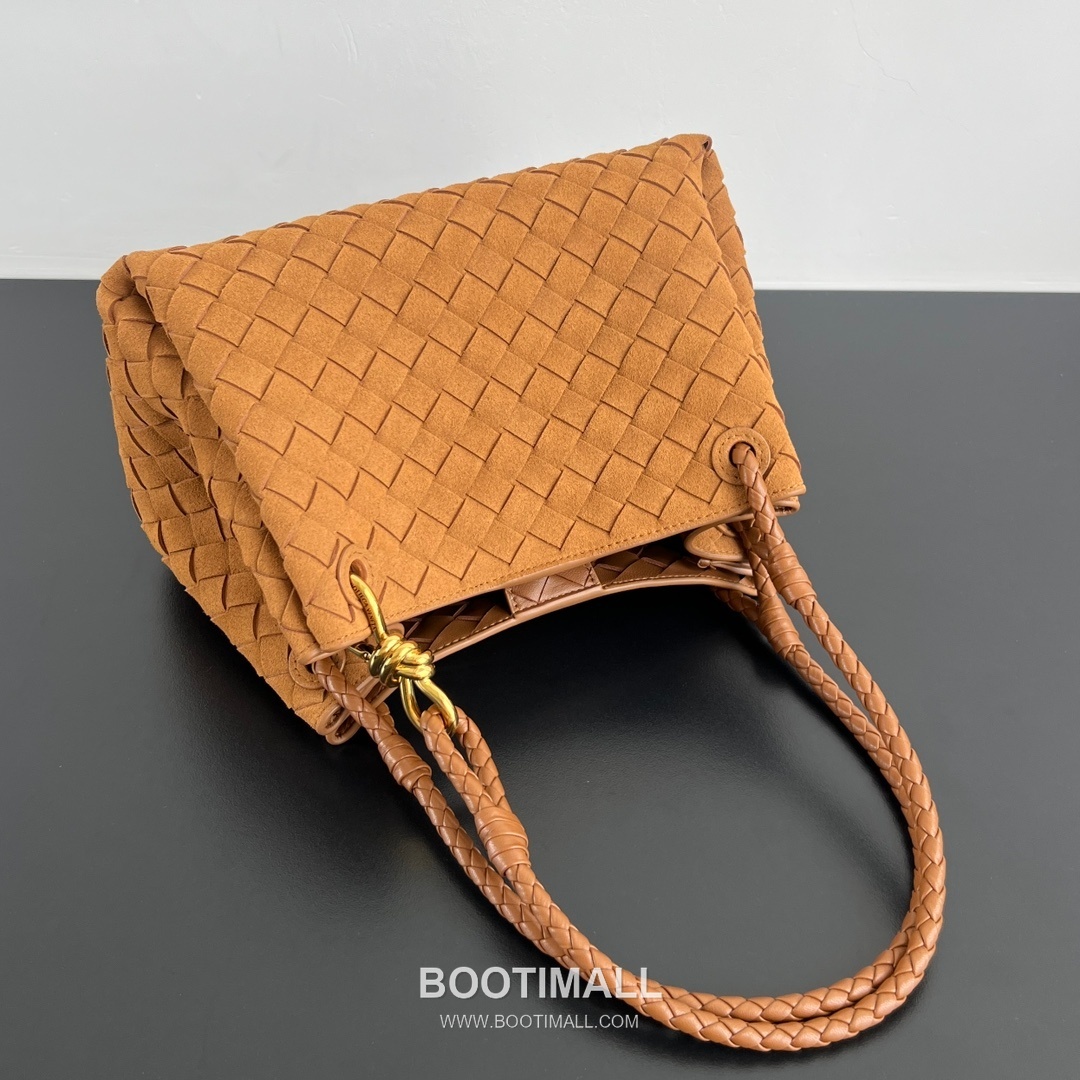 Bottega Veneta Andiamo Intrecciato Leather Parachute Shoulder Bag with Brass Knot Detail 보테가베네타 안디아모 인트레치아토 가죽 파라슈트 숄더백 황동 매듭 29.5cm 4