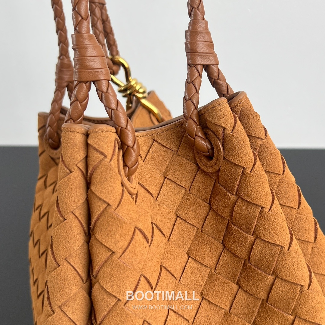 Bottega Veneta Andiamo Intrecciato Leather Parachute Shoulder Bag with Brass Knot Detail 보테가베네타 안디아모 인트레치아토 가죽 파라슈트 숄더백 황동 매듭 29.5cm 5
