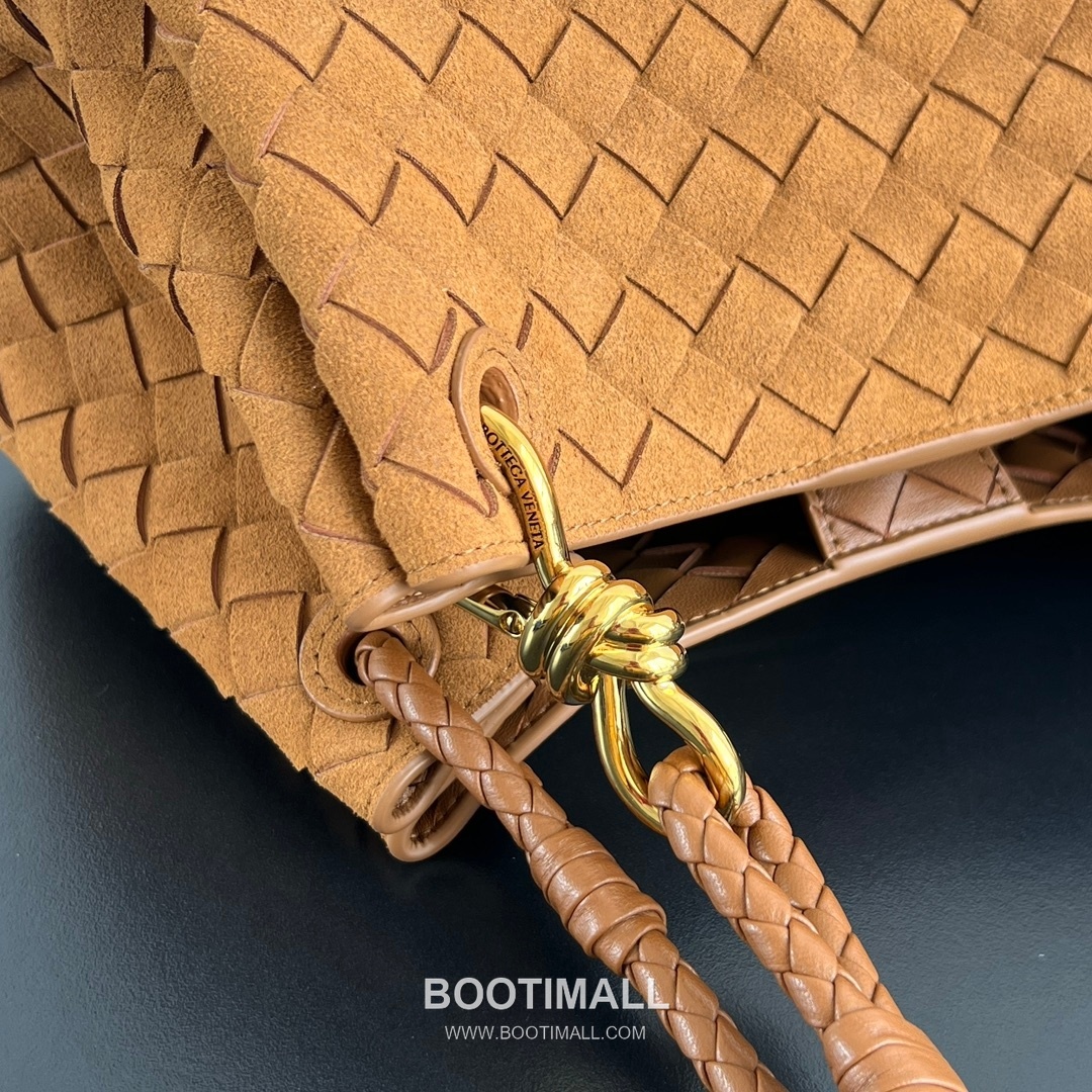 Bottega Veneta Andiamo Intrecciato Leather Parachute Shoulder Bag with Brass Knot Detail 보테가베네타 안디아모 인트레치아토 가죽 파라슈트 숄더백 황동 매듭 29.5cm 6