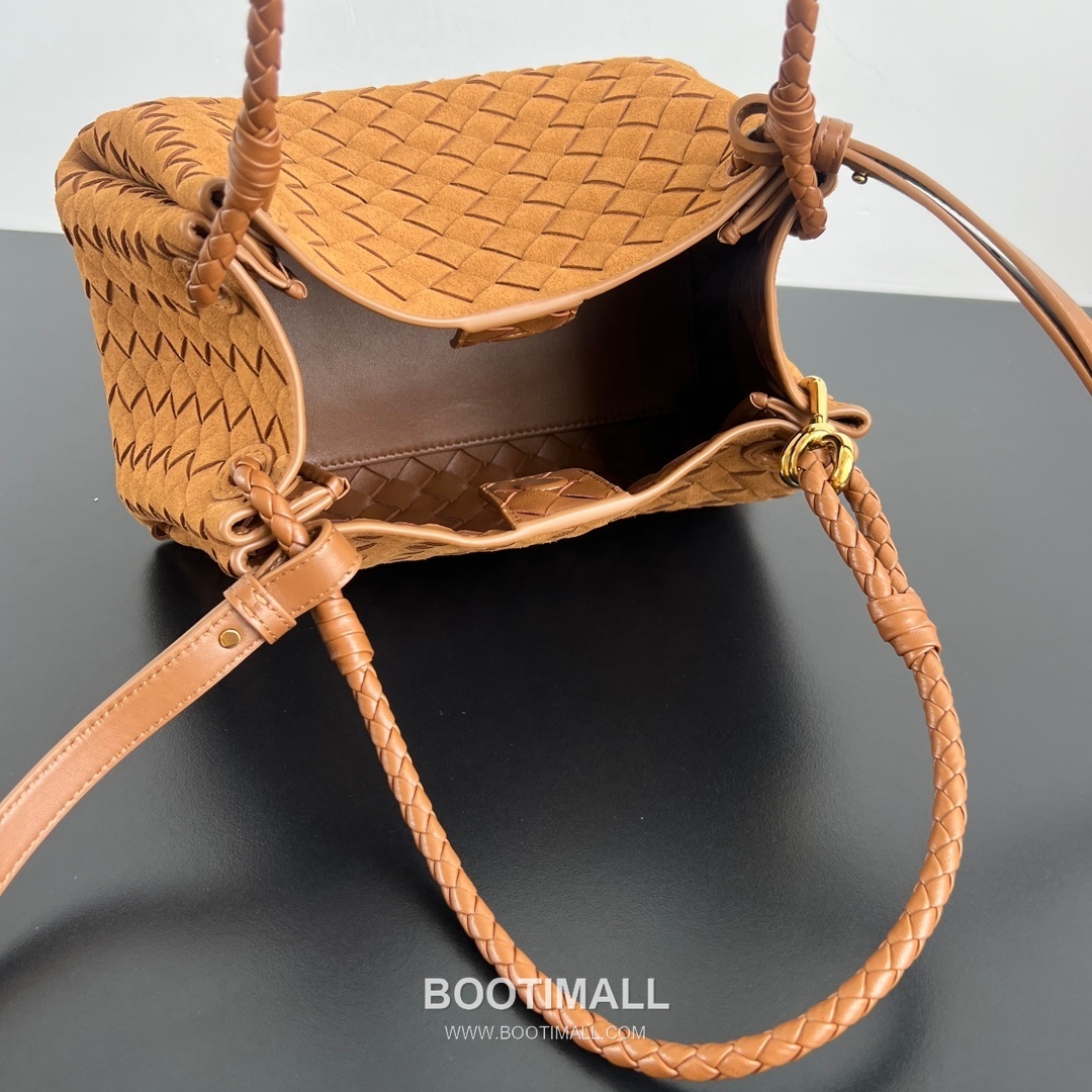 Bottega Veneta Andiamo Intrecciato Leather Parachute Shoulder Bag with Brass Knot Detail 보테가베네타 안디아모 인트레치아토 가죽 파라슈트 숄더백 황동 매듭 29.5cm 7