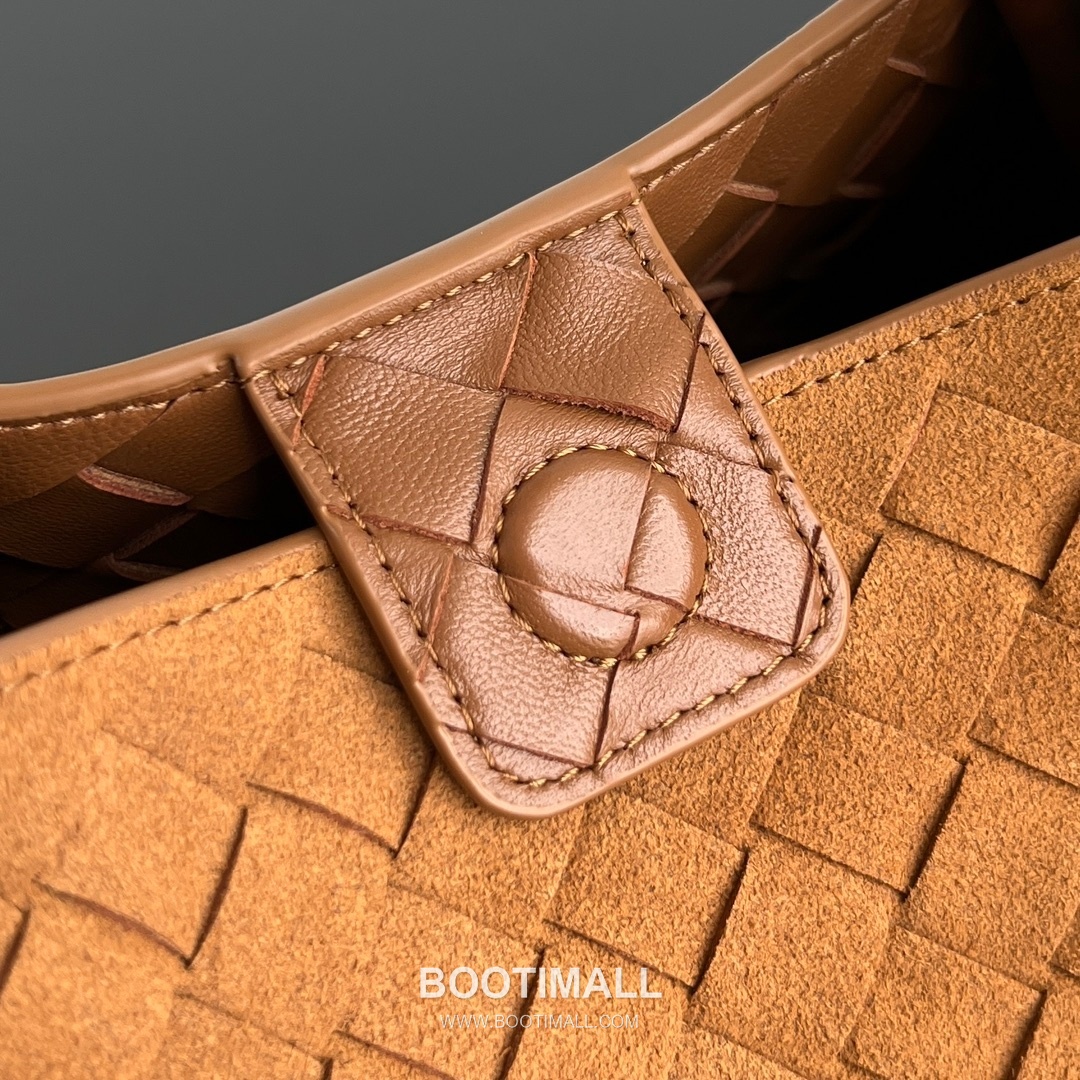 Bottega Veneta Andiamo Intrecciato Leather Parachute Shoulder Bag with Brass Knot Detail 보테가베네타 안디아모 인트레치아토 가죽 파라슈트 숄더백 황동 매듭 29.5cm 8