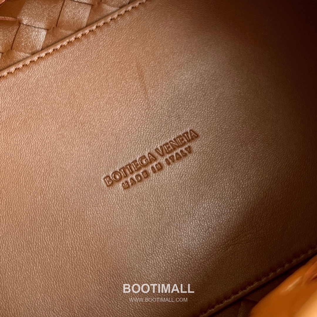 Bottega Veneta Andiamo Intrecciato Leather Parachute Shoulder Bag with Brass Knot Detail 보테가베네타 안디아모 인트레치아토 가죽 파라슈트 숄더백 황동 매듭 29.5cm 9