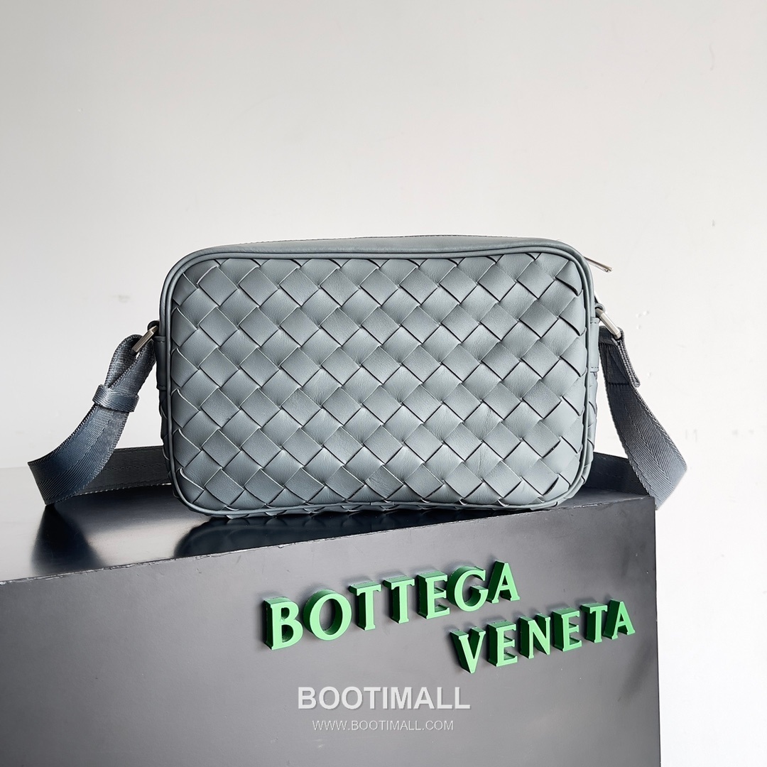 Bottega Veneta Intrecciato Leather Crossbody Bag with Zip Closure Detail 보테가베네타 인트레치아토 가죽 크로스바디백 지퍼 클로저 25cm 1