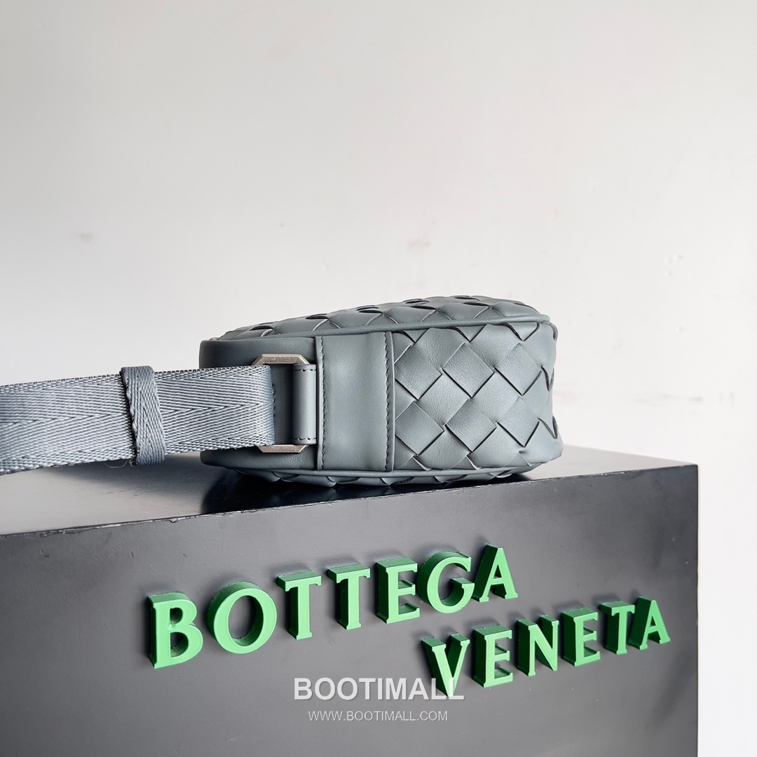 Bottega Veneta Intrecciato Leather Crossbody Bag with Zip Closure Detail 보테가베네타 인트레치아토 가죽 크로스바디백 지퍼 클로저 25cm 2