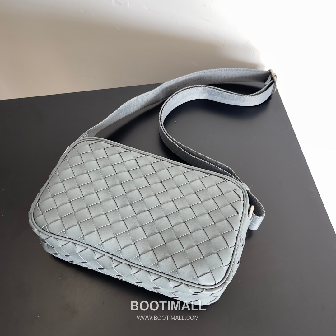 Bottega Veneta Intrecciato Leather Crossbody Bag with Zip Closure Detail 보테가베네타 인트레치아토 가죽 크로스바디백 지퍼 클로저 25cm 3