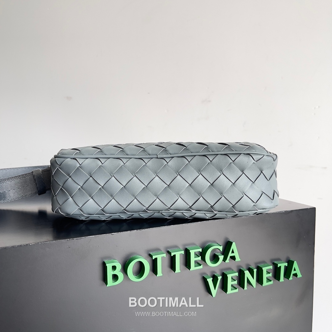 Bottega Veneta Intrecciato Leather Crossbody Bag with Zip Closure Detail 보테가베네타 인트레치아토 가죽 크로스바디백 지퍼 클로저 25cm 4