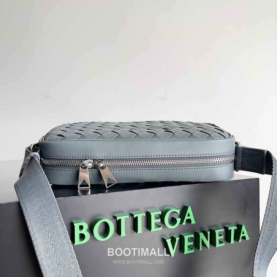 Bottega Veneta Intrecciato Leather Crossbody Bag with Zip Closure Detail 보테가베네타 인트레치아토 가죽 크로스바디백 지퍼 클로저 25cm 5