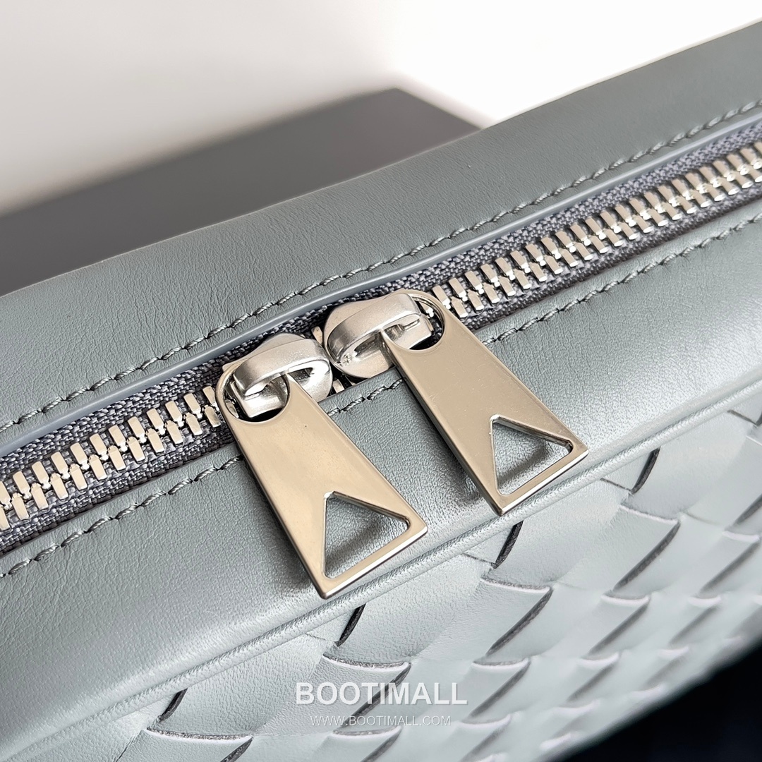 Bottega Veneta Intrecciato Leather Crossbody Bag with Zip Closure Detail 보테가베네타 인트레치아토 가죽 크로스바디백 지퍼 클로저 25cm 6