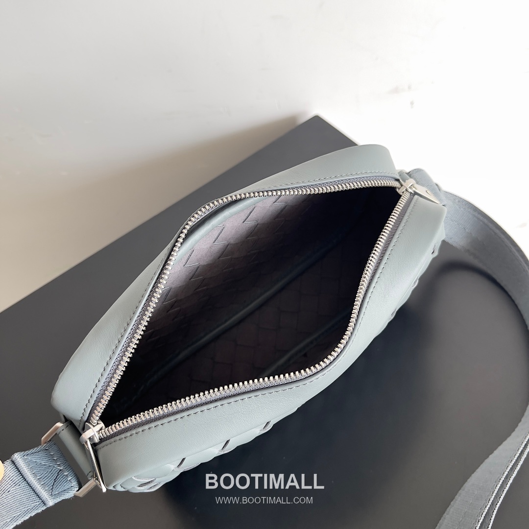 Bottega Veneta Intrecciato Leather Crossbody Bag with Zip Closure Detail 보테가베네타 인트레치아토 가죽 크로스바디백 지퍼 클로저 25cm 7