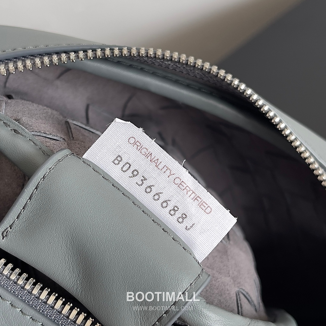 Bottega Veneta Intrecciato Leather Crossbody Bag with Zip Closure Detail 보테가베네타 인트레치아토 가죽 크로스바디백 지퍼 클로저 25cm 8