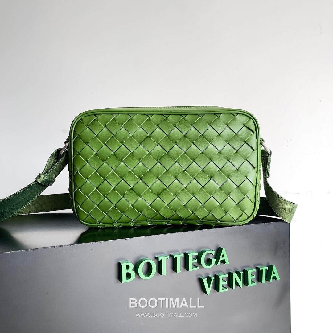 Bottega Veneta Intrecciato Leather Crossbody Bag with Zip Closure Detail 보테가베네타 인트레치아토 가죽 크로스바디백 지퍼 클로저 25cm 1