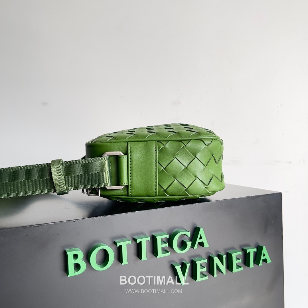 Bottega Veneta Intrecciato Leather Crossbody Bag with Zip Closure Detail 보테가베네타 인트레치아토 가죽 크로스바디백 지퍼 클로저 25cm 2