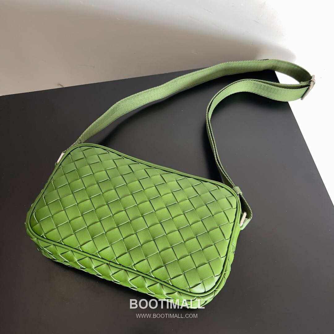 Bottega Veneta Intrecciato Leather Crossbody Bag with Zip Closure Detail 보테가베네타 인트레치아토 가죽 크로스바디백 지퍼 클로저 25cm 3