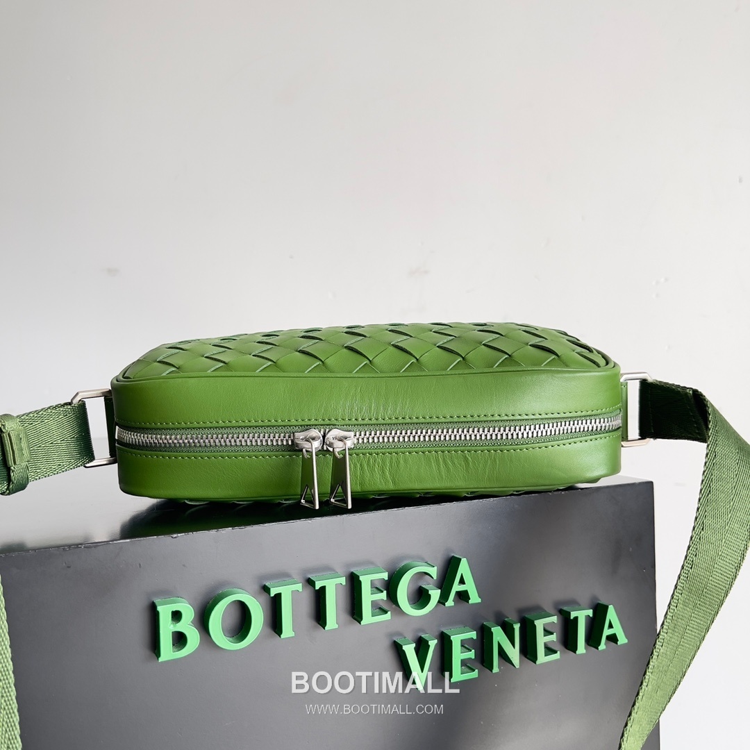 Bottega Veneta Intrecciato Leather Crossbody Bag with Zip Closure Detail 보테가베네타 인트레치아토 가죽 크로스바디백 지퍼 클로저 25cm 5