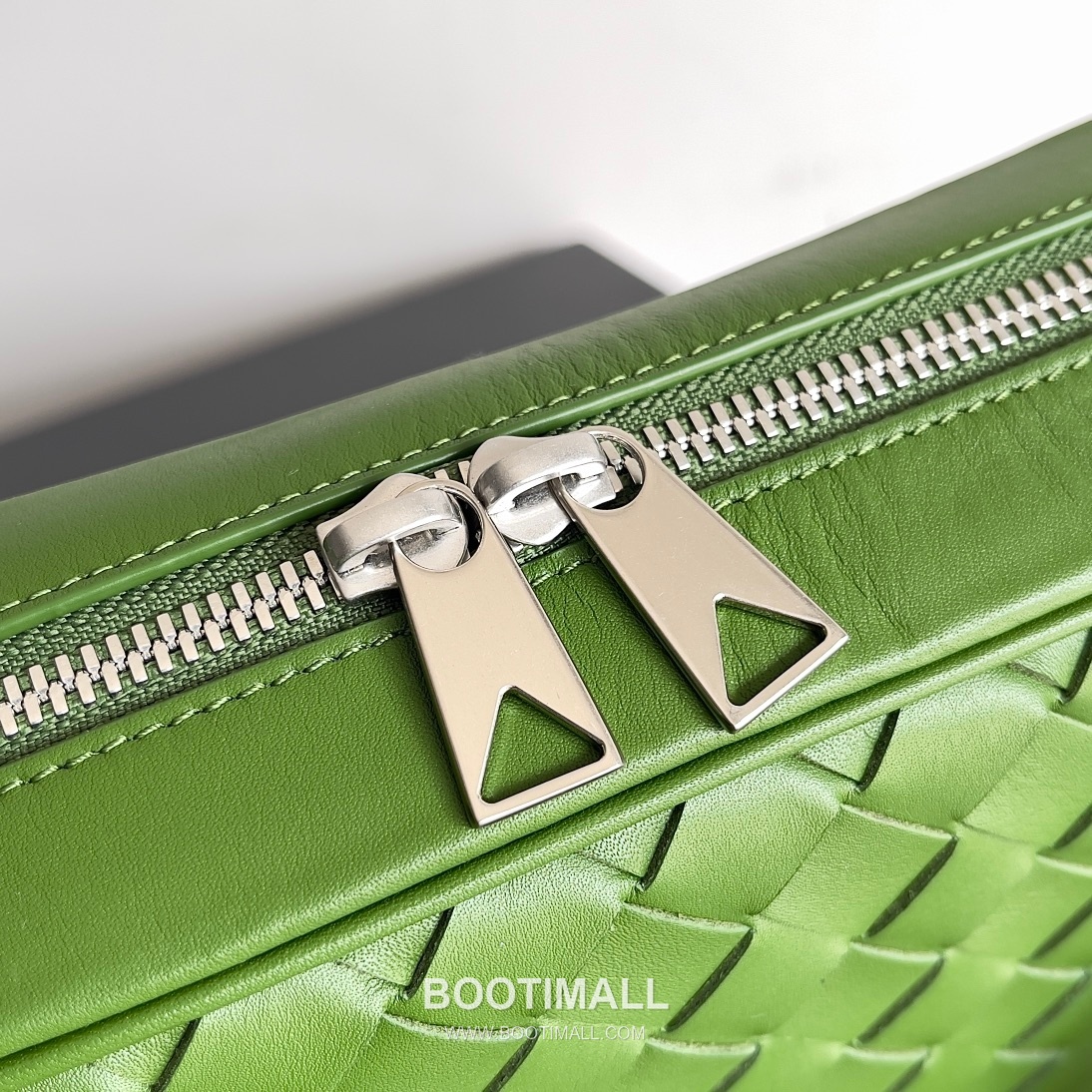 Bottega Veneta Intrecciato Leather Crossbody Bag with Zip Closure Detail 보테가베네타 인트레치아토 가죽 크로스바디백 지퍼 클로저 25cm 6