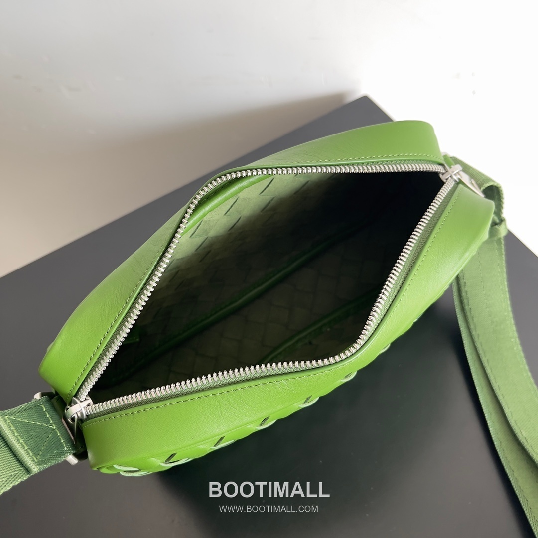 Bottega Veneta Intrecciato Leather Crossbody Bag with Zip Closure Detail 보테가베네타 인트레치아토 가죽 크로스바디백 지퍼 클로저 25cm 7