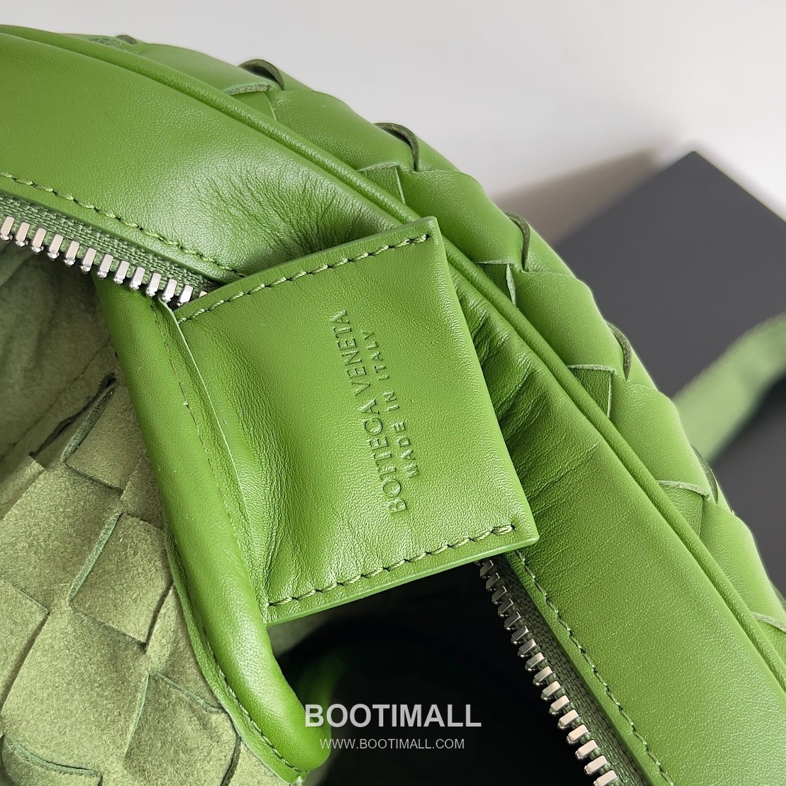 Bottega Veneta Intrecciato Leather Crossbody Bag with Zip Closure Detail 보테가베네타 인트레치아토 가죽 크로스바디백 지퍼 클로저 25cm 8