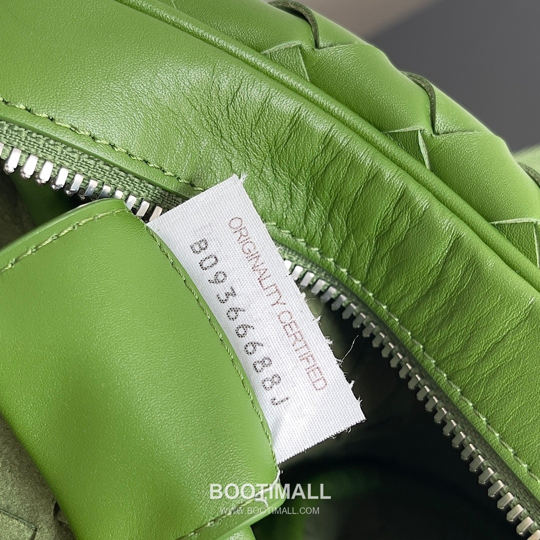 Bottega Veneta Intrecciato Leather Crossbody Bag with Zip Closure Detail 보테가베네타 인트레치아토 가죽 크로스바디백 지퍼 클로저 25cm 9