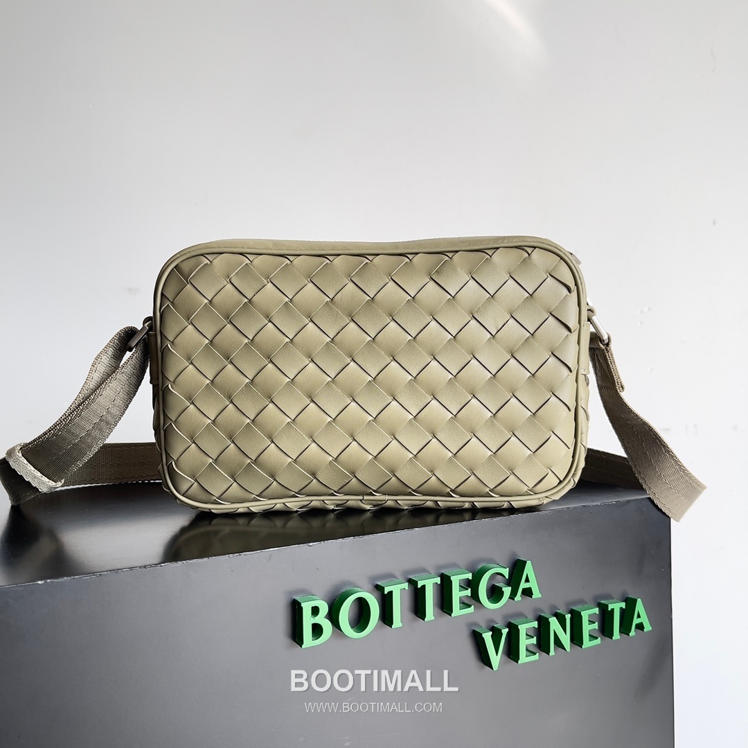 Bottega Veneta Intrecciato Leather Crossbody Bag with Zip Closure Detail 보테가베네타 인트레치아토 가죽 크로스바디백 지퍼 클로저 25cm 1