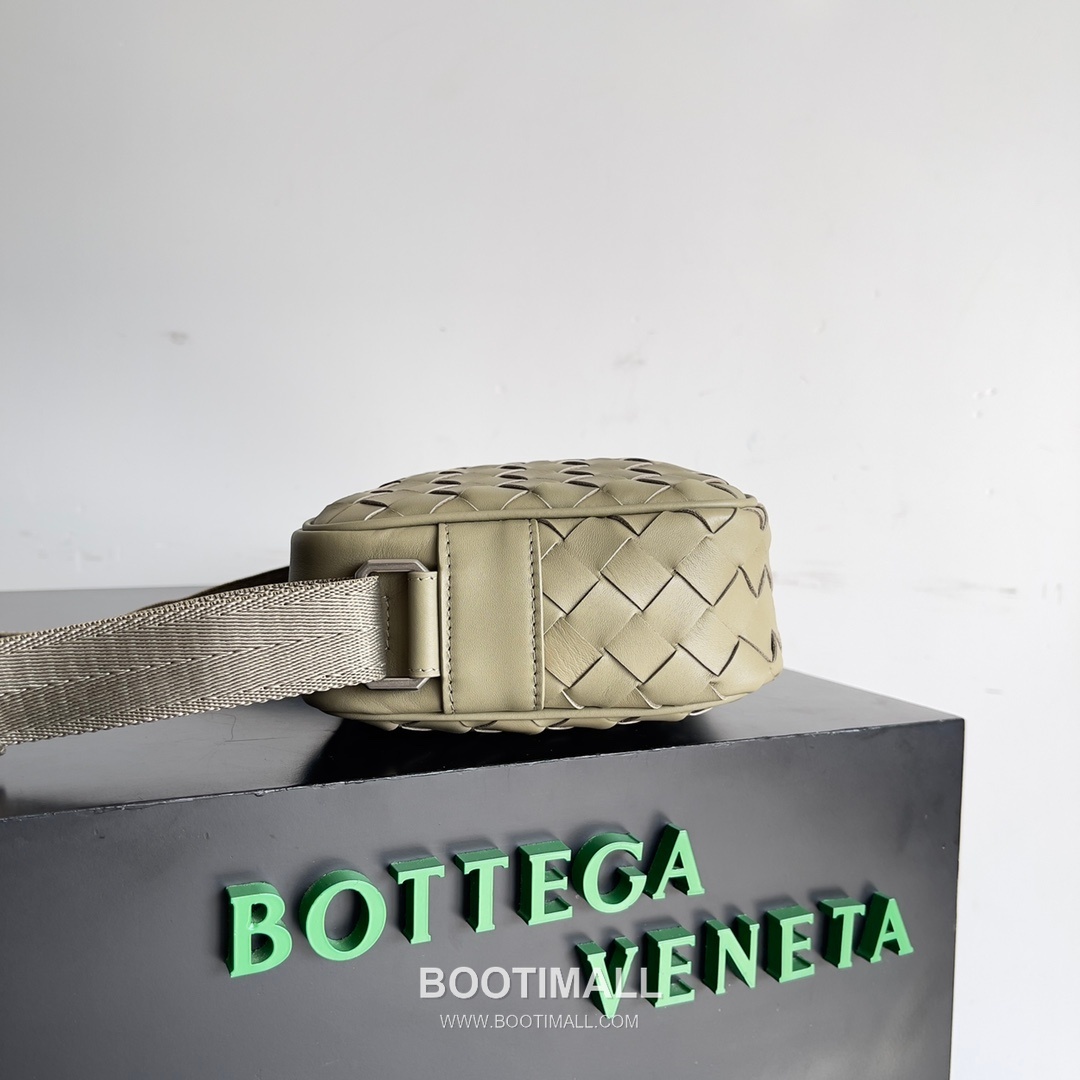 Bottega Veneta Intrecciato Leather Crossbody Bag with Zip Closure Detail 보테가베네타 인트레치아토 가죽 크로스바디백 지퍼 클로저 25cm 2