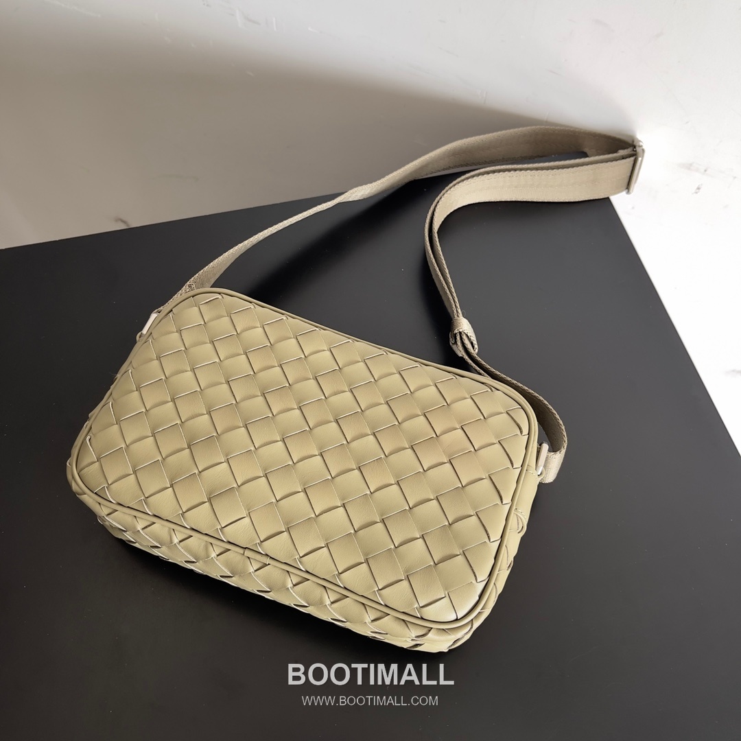 Bottega Veneta Intrecciato Leather Crossbody Bag with Zip Closure Detail 보테가베네타 인트레치아토 가죽 크로스바디백 지퍼 클로저 25cm 3