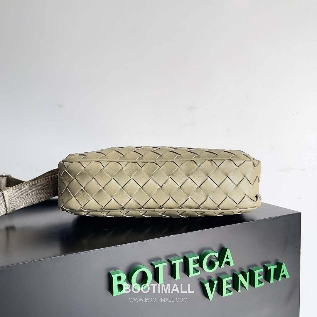 Bottega Veneta Intrecciato Leather Crossbody Bag with Zip Closure Detail 보테가베네타 인트레치아토 가죽 크로스바디백 지퍼 클로저 25cm 4