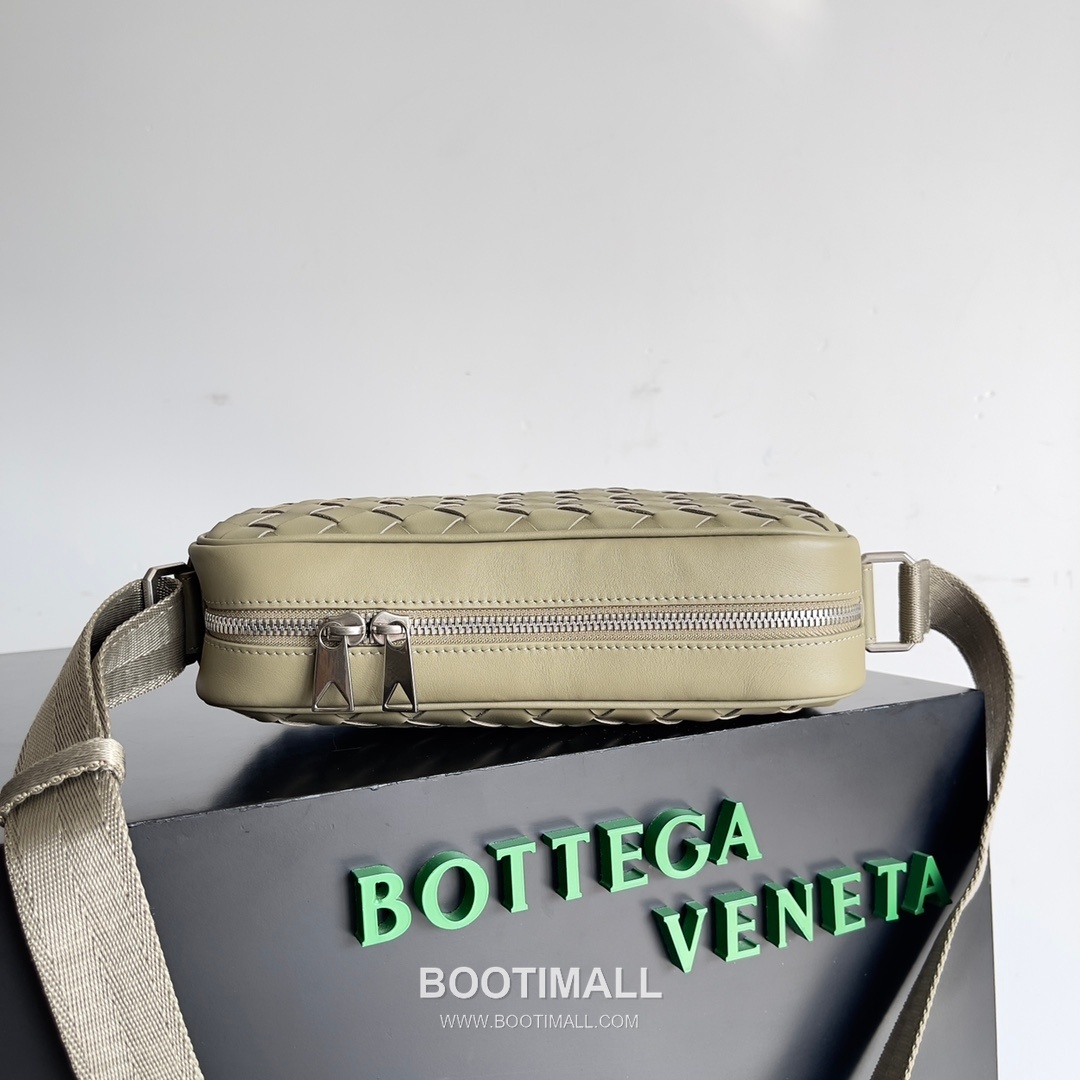 Bottega Veneta Intrecciato Leather Crossbody Bag with Zip Closure Detail 보테가베네타 인트레치아토 가죽 크로스바디백 지퍼 클로저 25cm 5