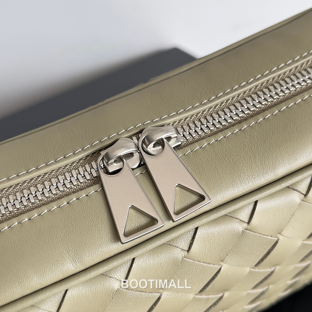 Bottega Veneta Intrecciato Leather Crossbody Bag with Zip Closure Detail 보테가베네타 인트레치아토 가죽 크로스바디백 지퍼 클로저 25cm 6