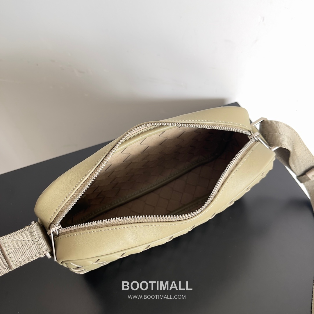 Bottega Veneta Intrecciato Leather Crossbody Bag with Zip Closure Detail 보테가베네타 인트레치아토 가죽 크로스바디백 지퍼 클로저 25cm 7
