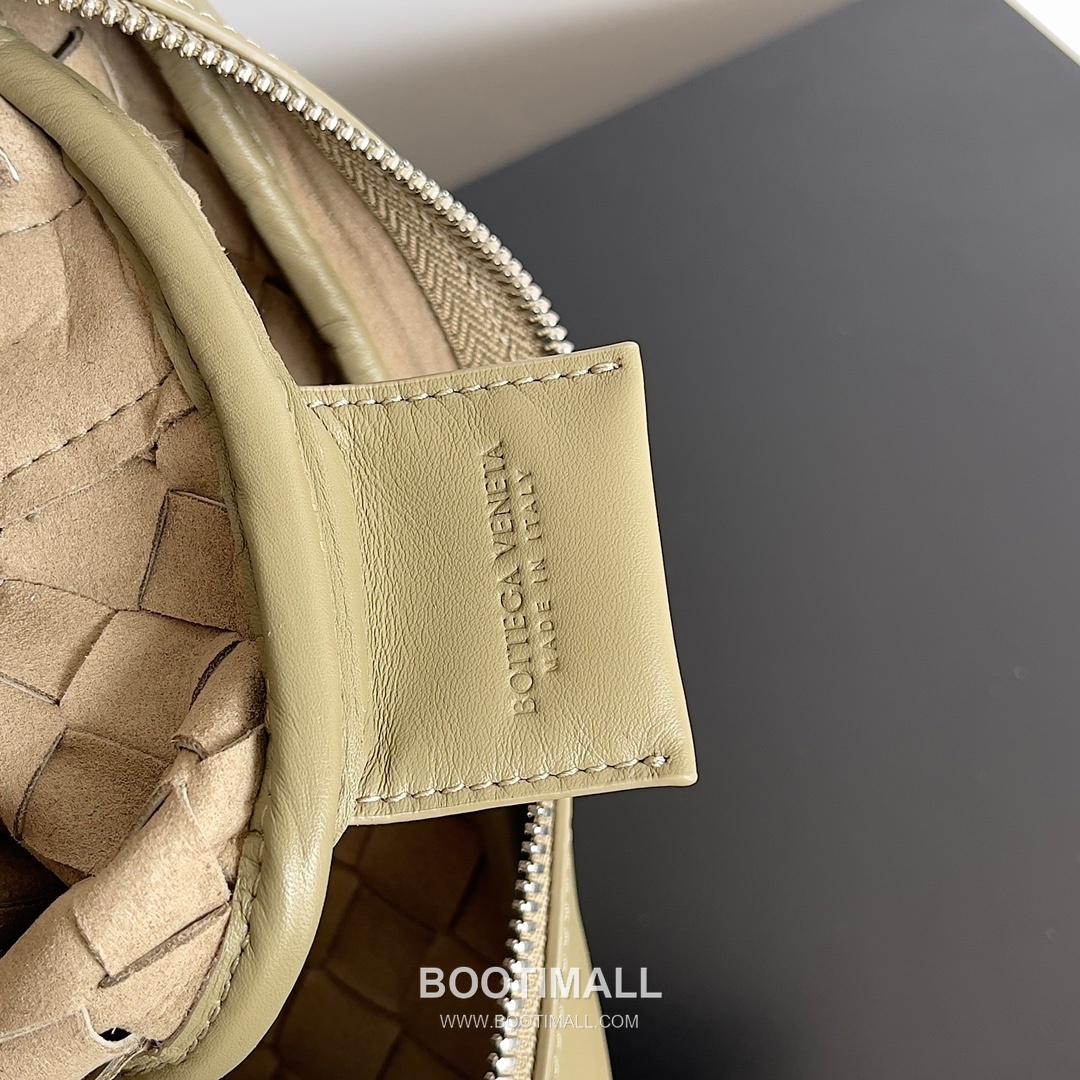 Bottega Veneta Intrecciato Leather Crossbody Bag with Zip Closure Detail 보테가베네타 인트레치아토 가죽 크로스바디백 지퍼 클로저 25cm 8