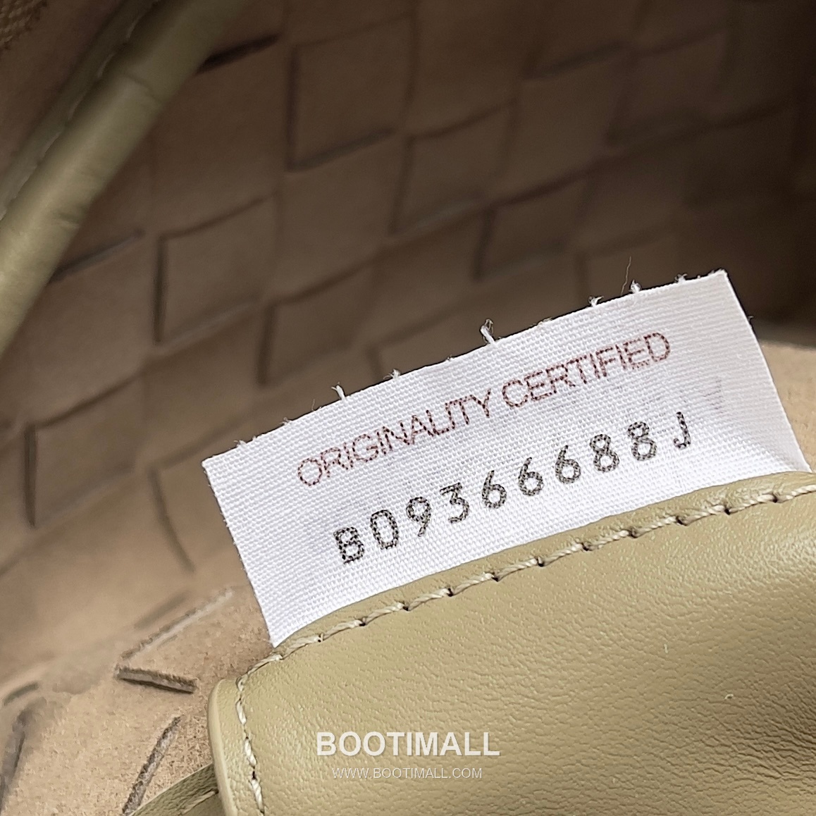 Bottega Veneta Intrecciato Leather Crossbody Bag with Zip Closure Detail 보테가베네타 인트레치아토 가죽 크로스바디백 지퍼 클로저 25cm 9