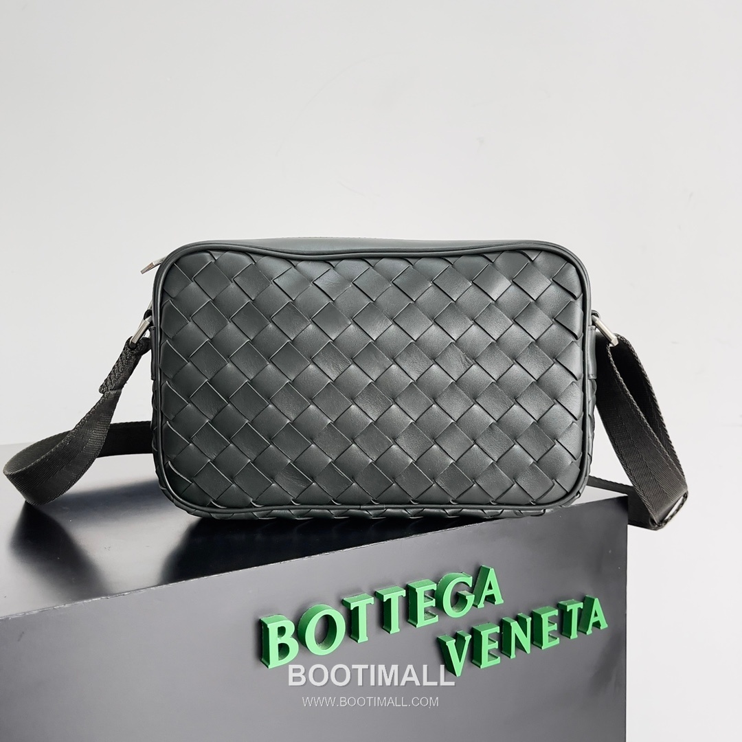 Bottega Veneta Intrecciato Leather Crossbody Bag with Zip Closure Detail 보테가베네타 인트레치아토 가죽 크로스바디백 지퍼 클로저 25cm 1