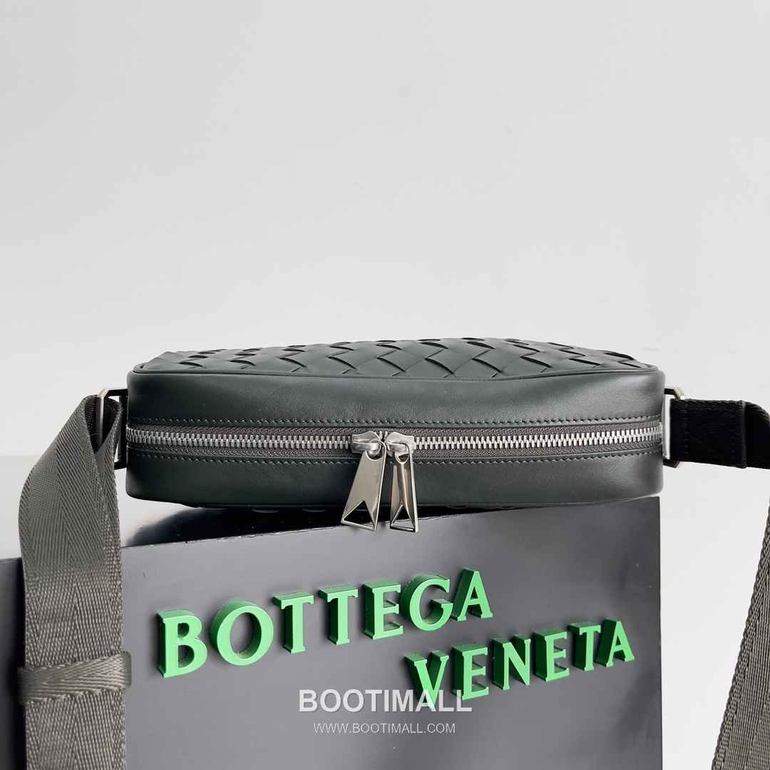 Bottega Veneta Intrecciato Leather Crossbody Bag with Zip Closure Detail 보테가베네타 인트레치아토 가죽 크로스바디백 지퍼 클로저 25cm 2