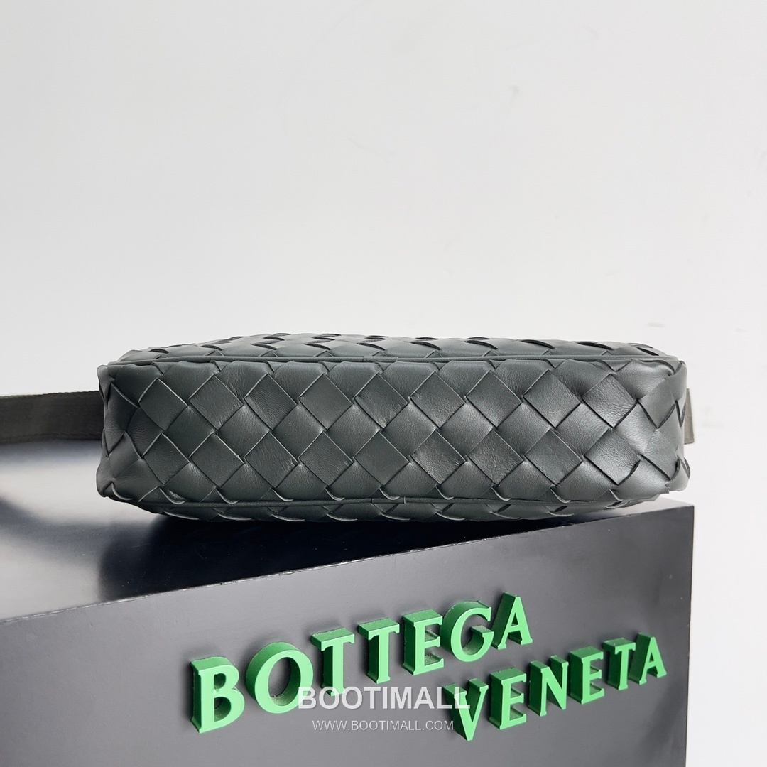Bottega Veneta Intrecciato Leather Crossbody Bag with Zip Closure Detail 보테가베네타 인트레치아토 가죽 크로스바디백 지퍼 클로저 25cm 3